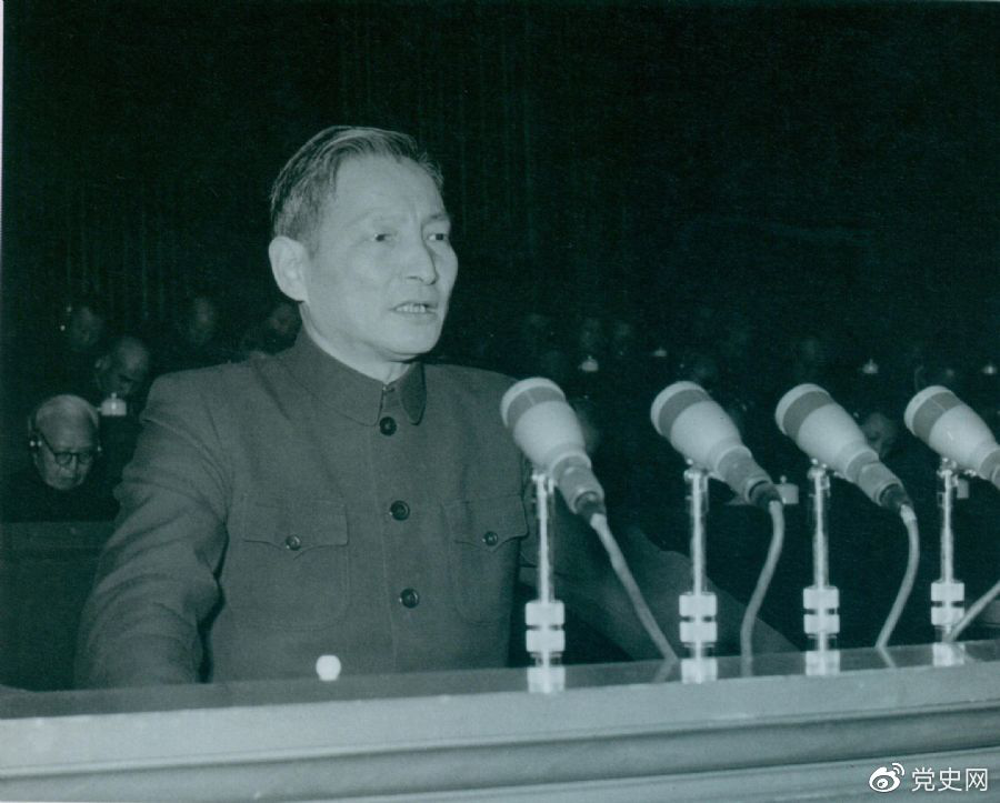 1956年12月，陳云在中華工商業(yè)聯(lián)合會第二屆會員代表大會上作報告。