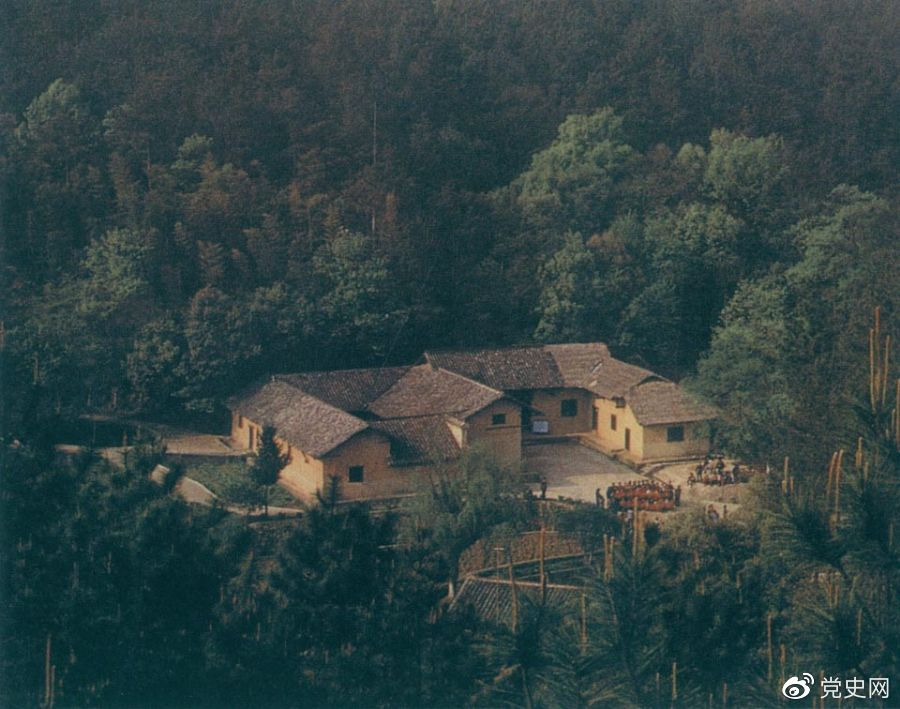 毛澤東故居——湖南省湘潭縣韶山?jīng)_上屋場(chǎng)。1893年12月26日，毛澤東在這里誕生。