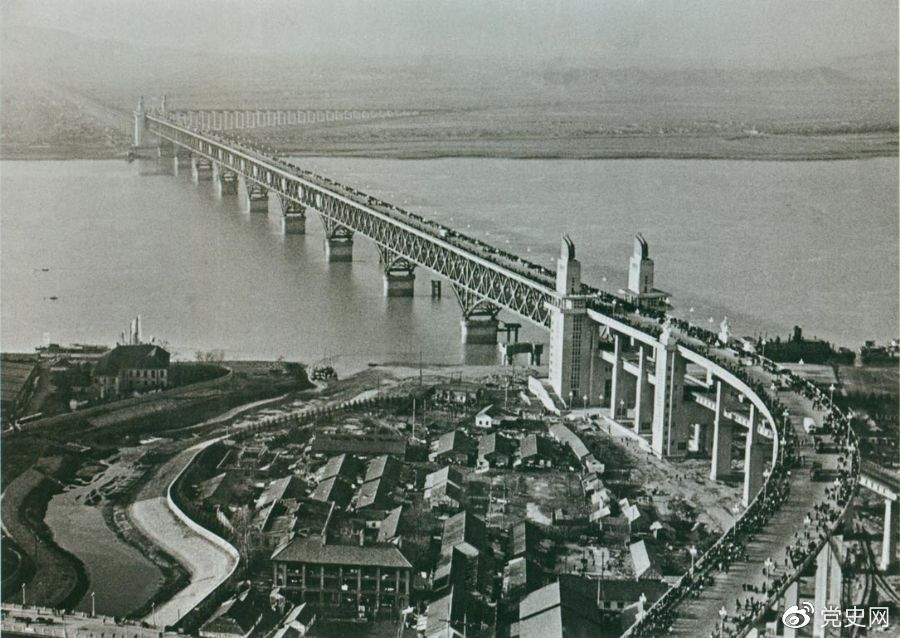 1968年12月29日， 南京長(zhǎng)江大橋全面建成通車。這是當(dāng)時(shí)中國(guó)自行設(shè)計(jì)建造的最大的鐵路、公路兩用橋。