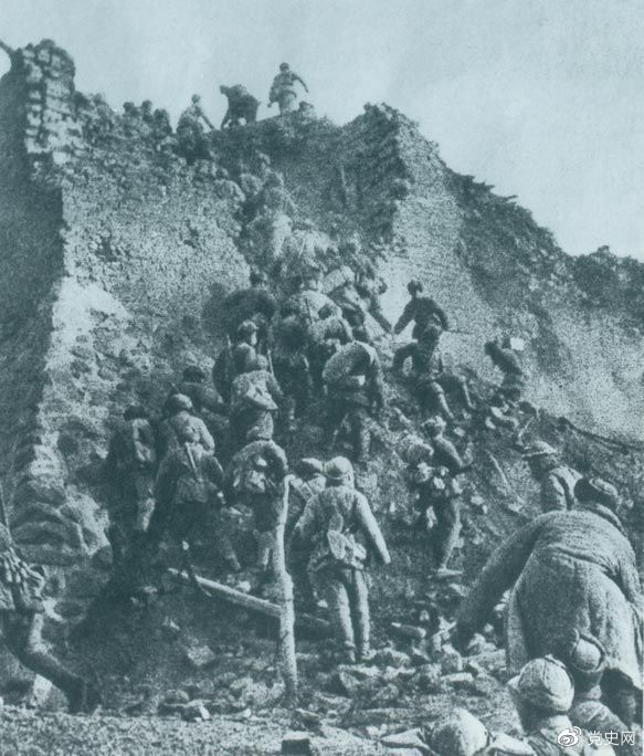 1948年12月，人民解放軍向新保安守?cái)嘲l(fā)起攻擊。這是解放軍戰(zhàn)士登上新保安城頭。 